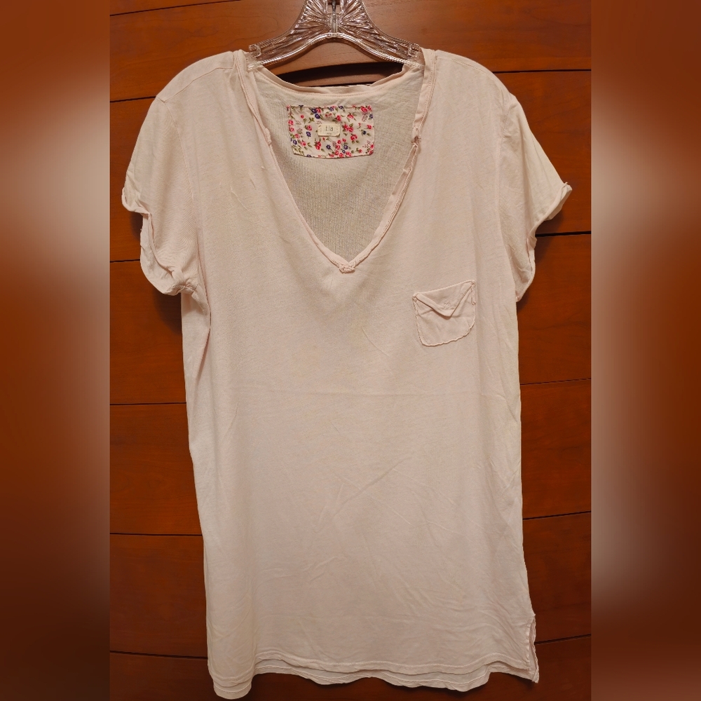 T.La Light Pink V-Neck T-Shirt, Large